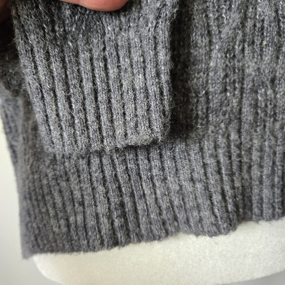 MADEWELL Alpaca Blend Lightweight Gray V-Neck Cable Knit Sweater. Medium - Picture 3 of 10